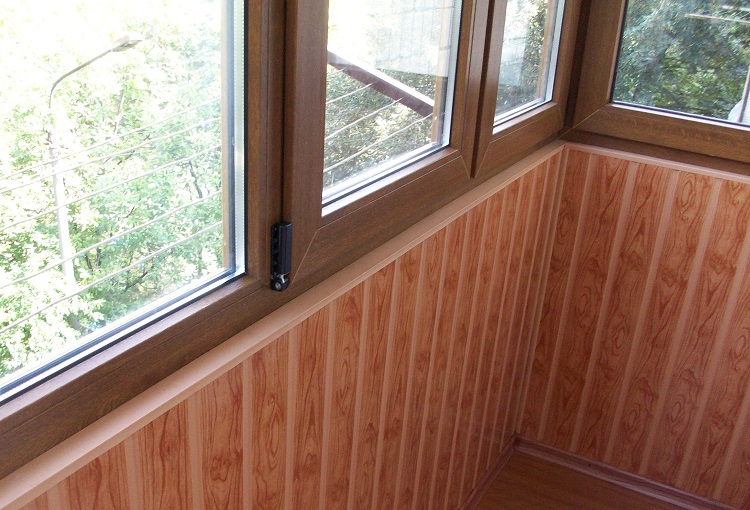 Ремонт, обшивка балкона.