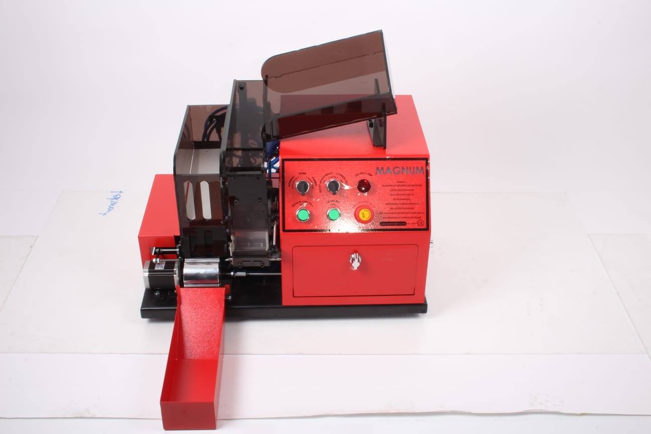 Cigarette making machine. Packing cigarettes in a pack