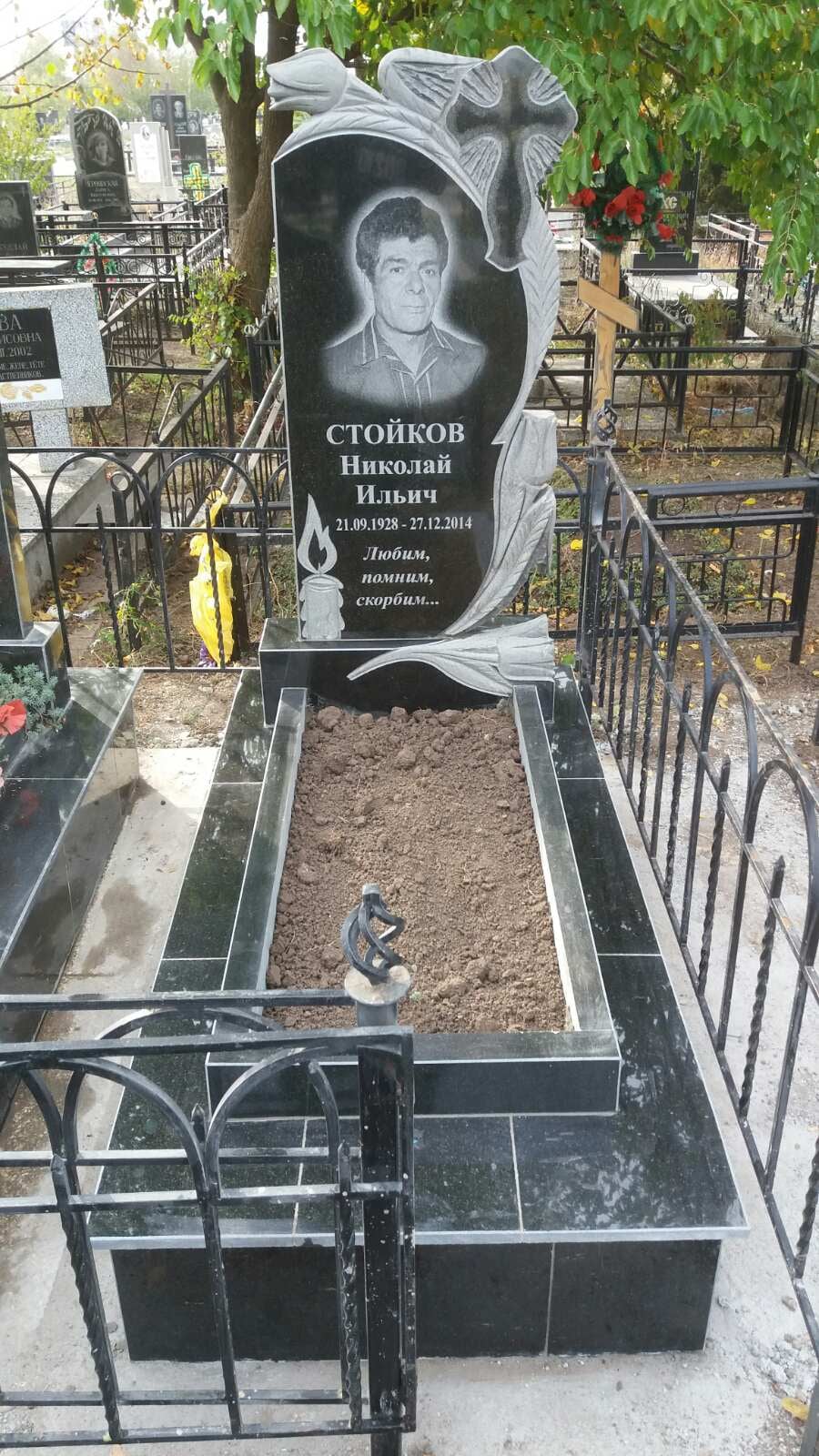 Акция на художественное оформление  памятников! Портрет цена 1100 грн. Буква 8 г