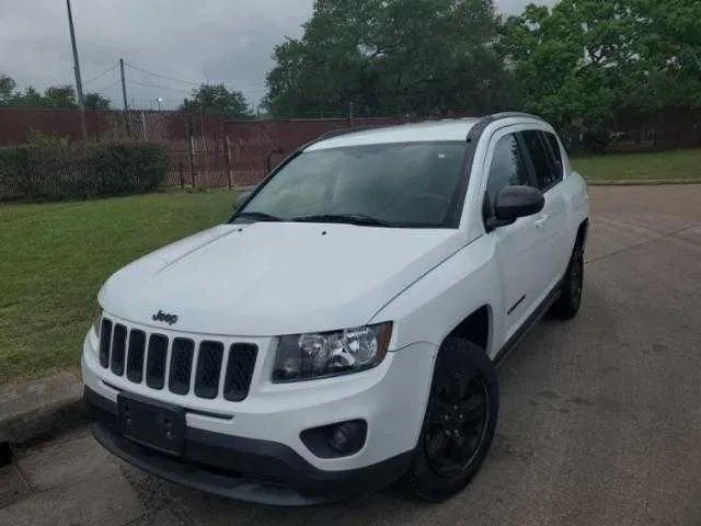 JEEP COMPASS 2016 года представляет собой компактный кроссовер.