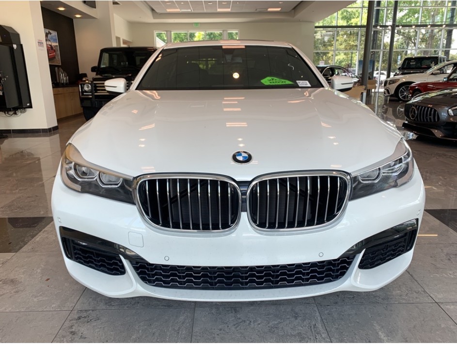 BMW 740i xDrive – флагман Люкс класса