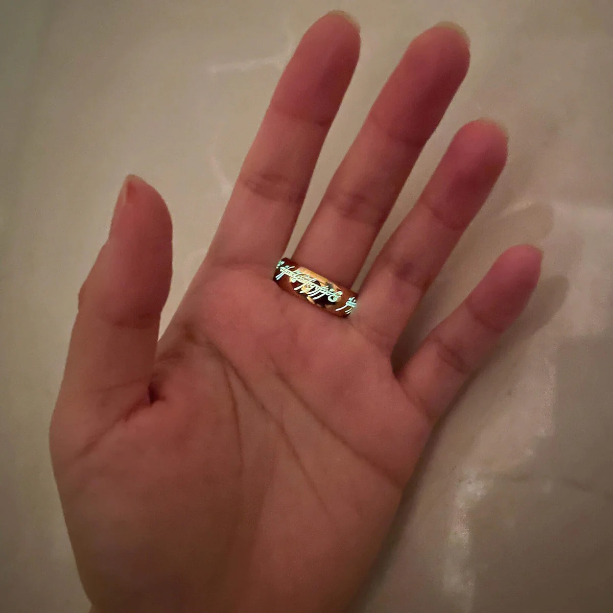 Кольцо Всевластья со светящимися зелеными эльфийскими рунами