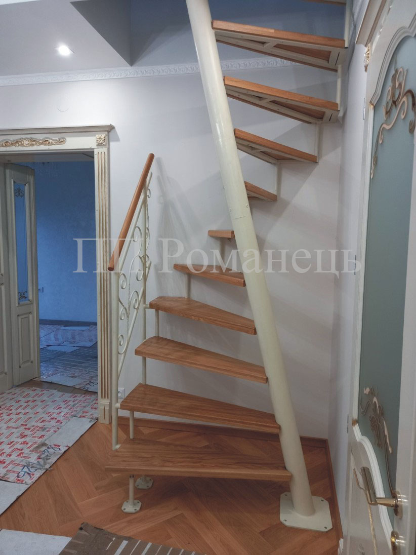 Гвинтові сходи з нахиленою віссю та дубовими сходинками сходи 1м2, лестница 1м2