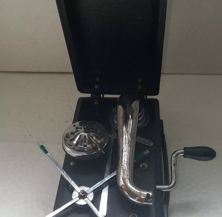 Малоразмерный патефон