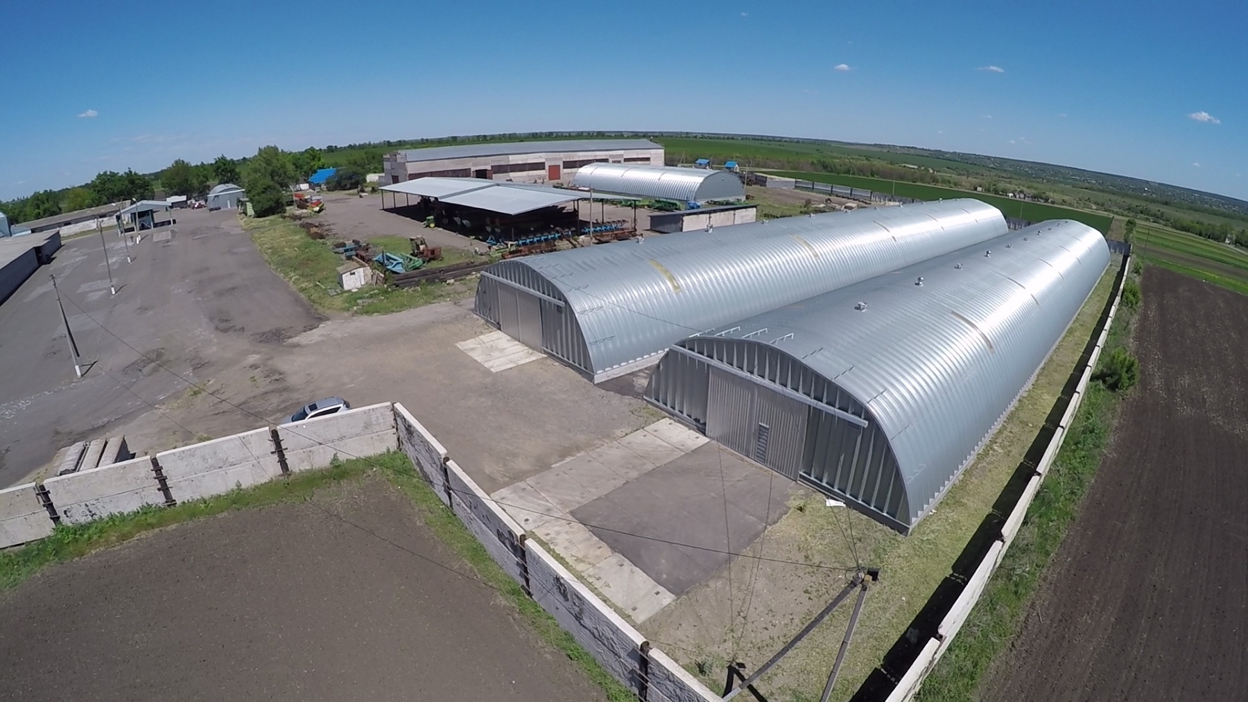 Зернохранилища напольные арочного типа.