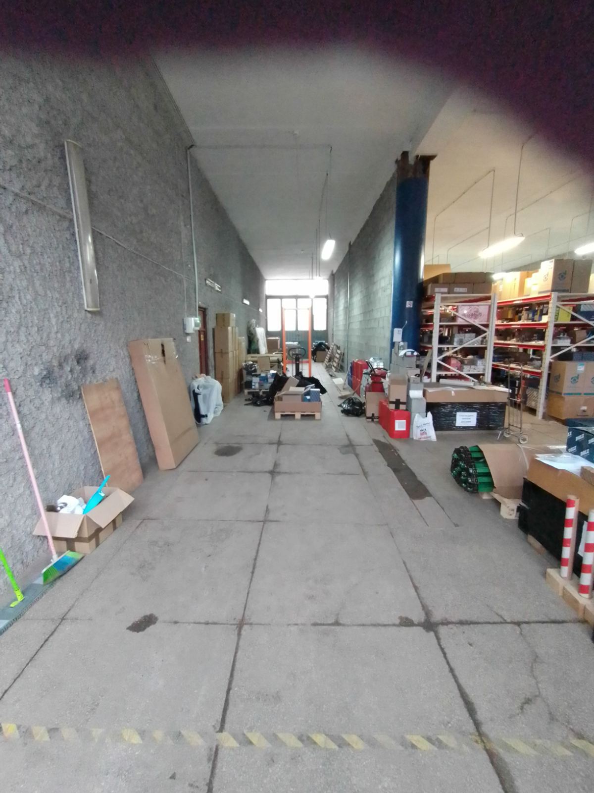 Оренда приміщення 300 м кв Кривий Ріг на 2-му поверсі з електропідіймачом під склад