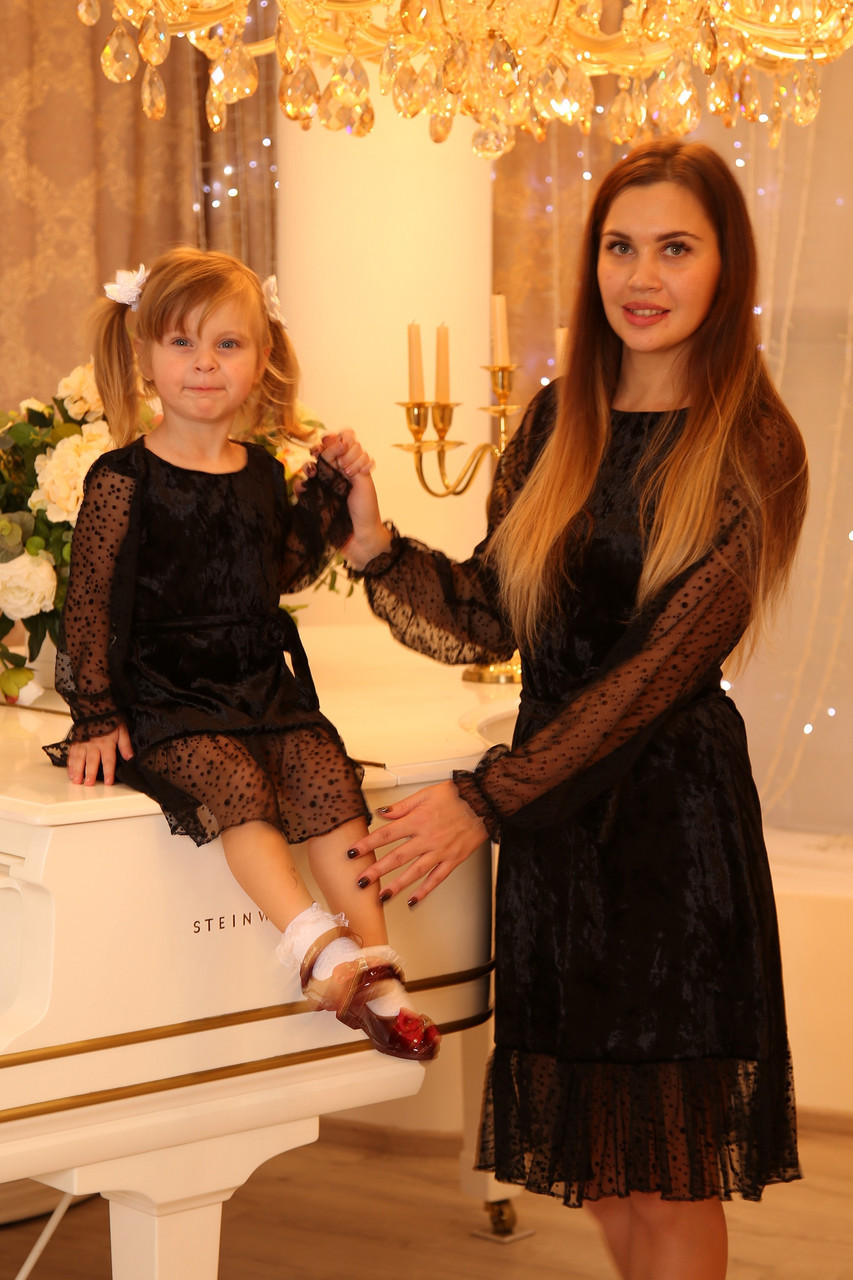 Черное велюровое платье с гипюром для девочки в стиле Family look