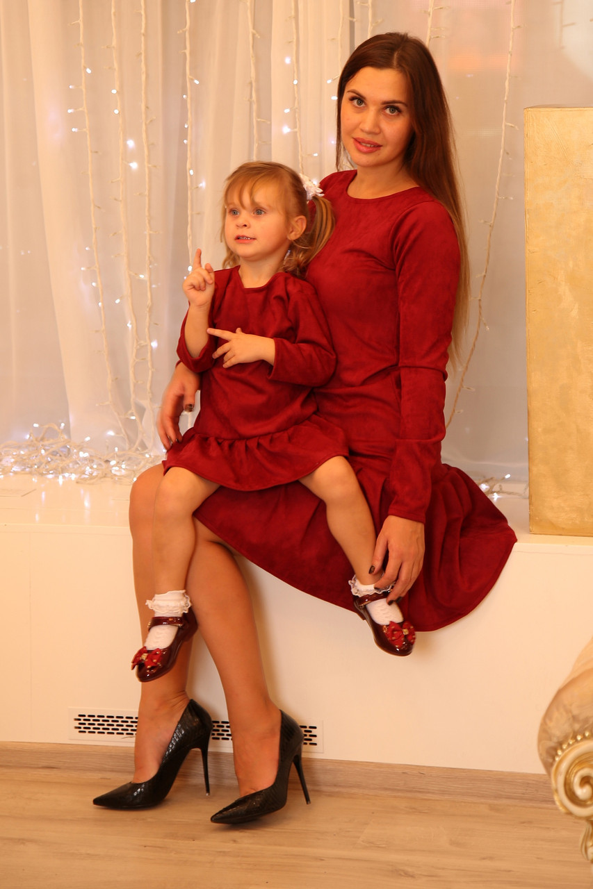 Замшевое красное платье для мамы и дочки в стиле Family look