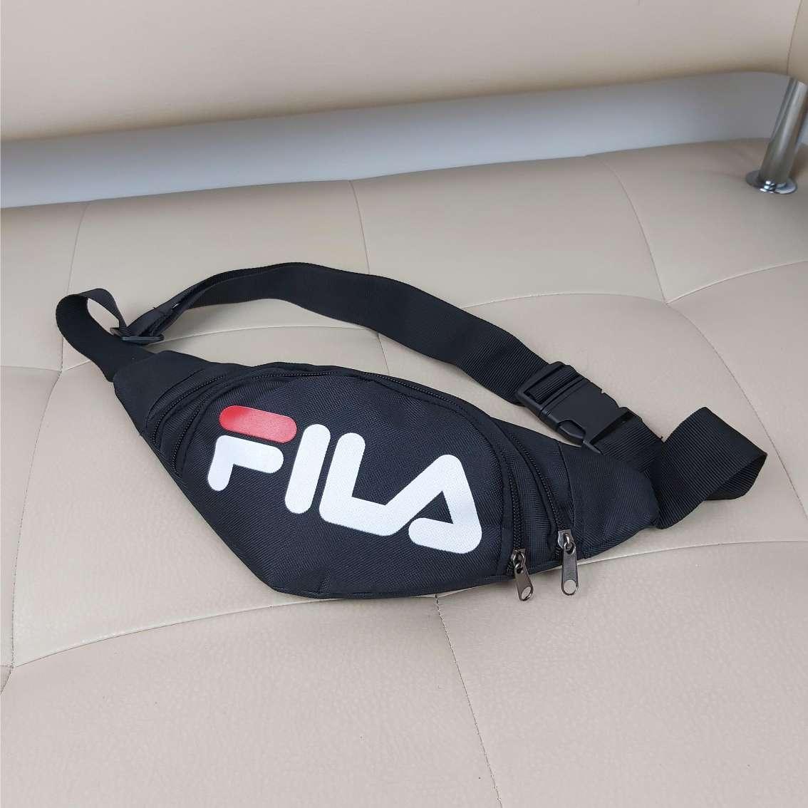 Спортивная сумка-бананка черного цвета с надписью Fila 32*15 см