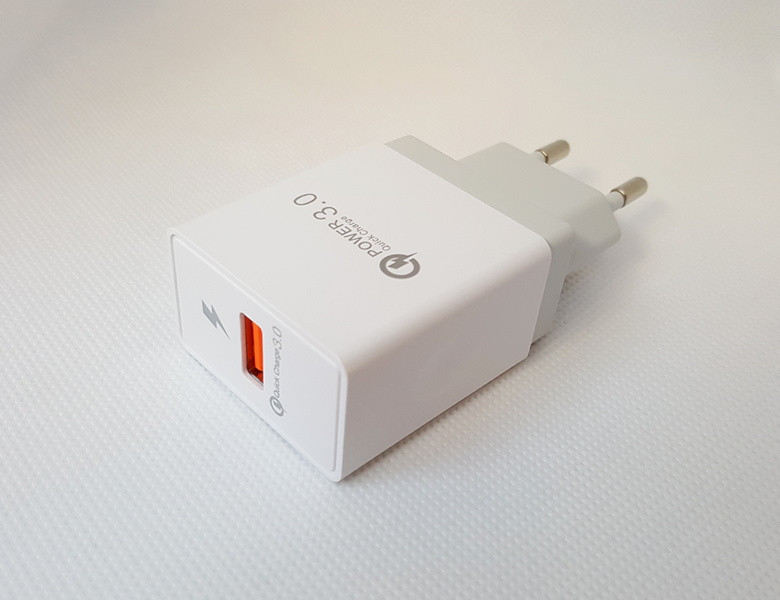Сетевое зарядное устройство 15W с технологией быстрой зарядки Quick Charge 3.0