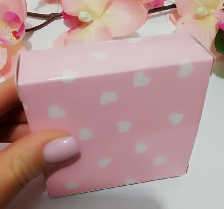 Картонная коробочка Белые сердца