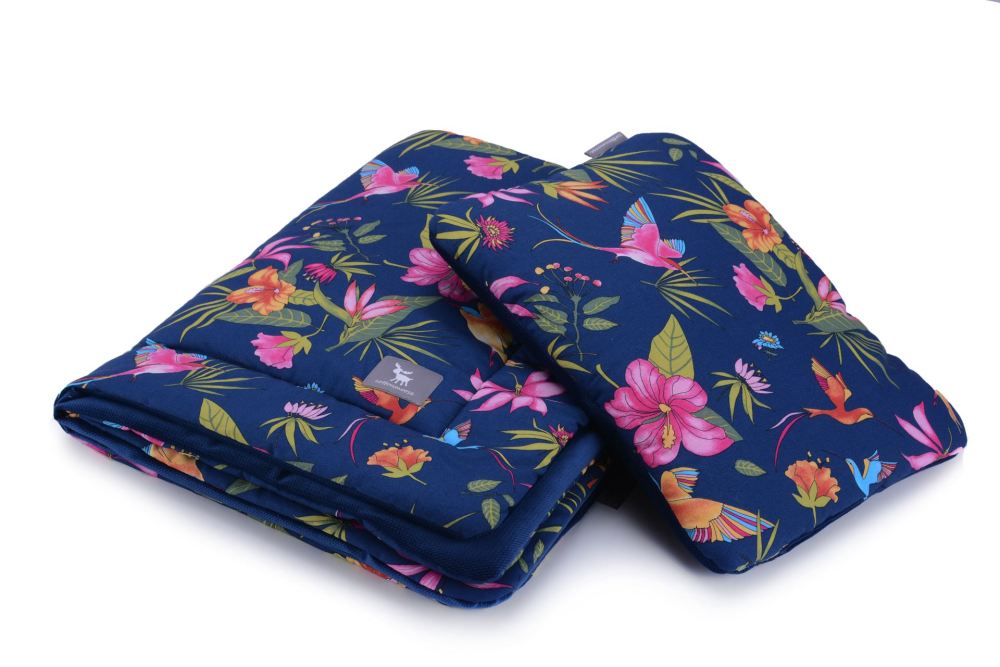 Плед с подушкой Cottonmoose Cotton Velvet 408/81/145 rajski ptak na granacie cotton velvet dark navy (синий (райские птицы) с темно-синим (бархат))