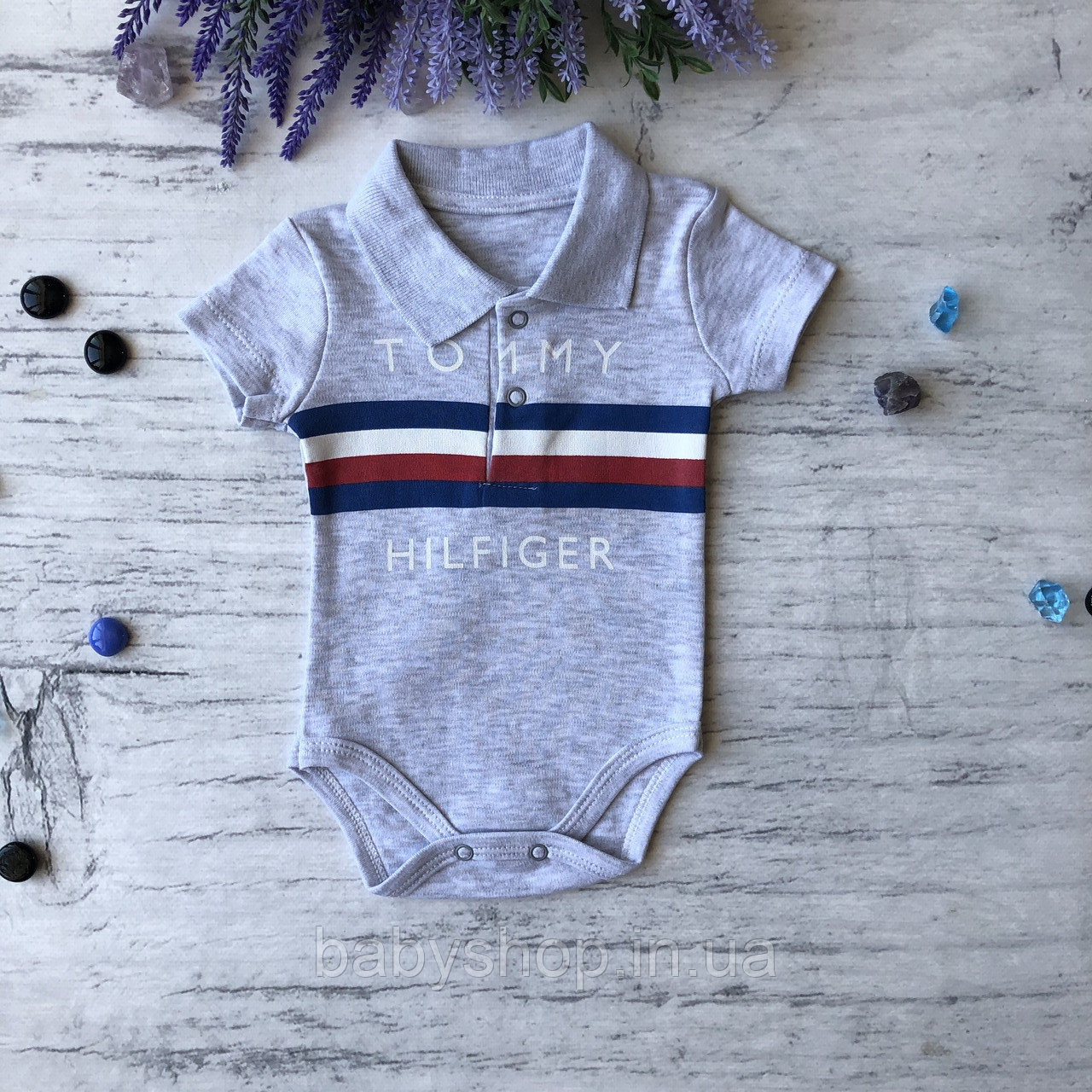 Серый боди для мальчика в стиле Томми Hilfiger. Размеры 56 см, 68 см, 74 см