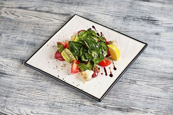 Салат с филе судака и мини-роллами из говядины - Мястория