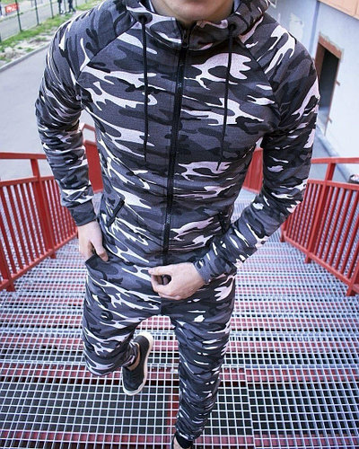 Спортивный мужской камуфляжный костюм