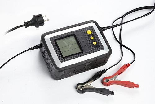 Интелектуальное зарядное устройство RING RESC608 PROFESSIONAL 12В, 8А