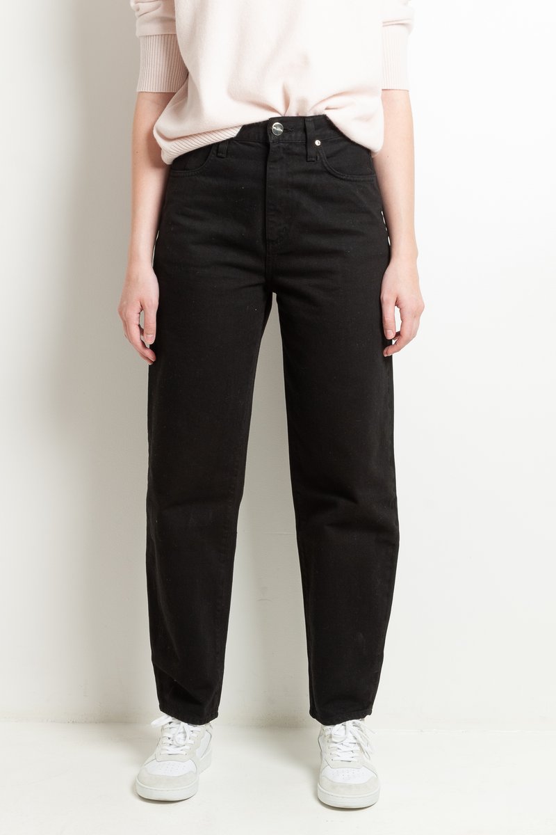 Curved Jeans