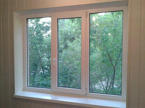 Окно Decco 82 трехстворчатое с двухкамерными стеклопакетами 2м*1,4м