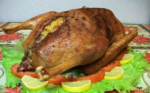 Гусь с яблоками и черносливом