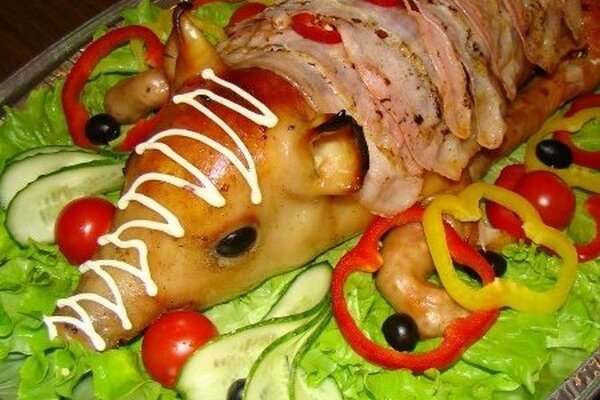 Молочный поросенок фаршированный свиным фаршем с беконом с/к и грибами