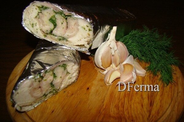 Рулет куриный с зеленью и чесноком (запеченный)