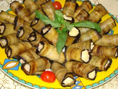 Рулетики из баклажана с орехами