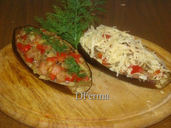 Баклажан фаршированный овощами, сыром