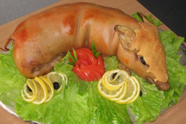 Молочный поросенок фаршированный куриным и свиным фаршем и фисташками