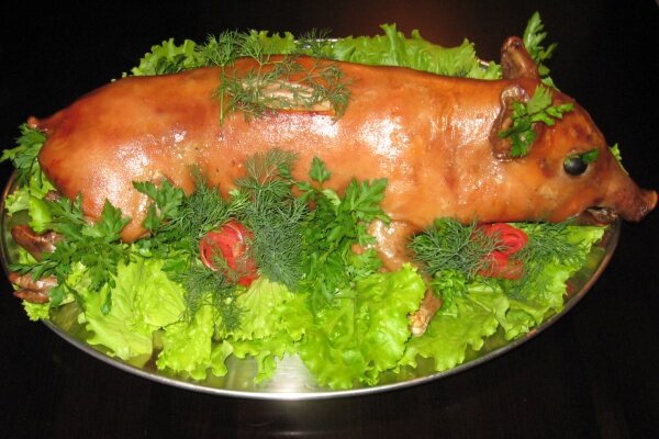 Молочный поросенок фаршированный гречкой с грибами