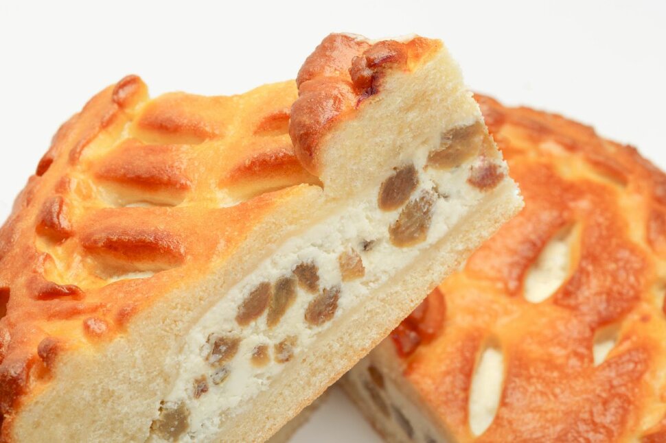 Пирог с творогом и изюмом